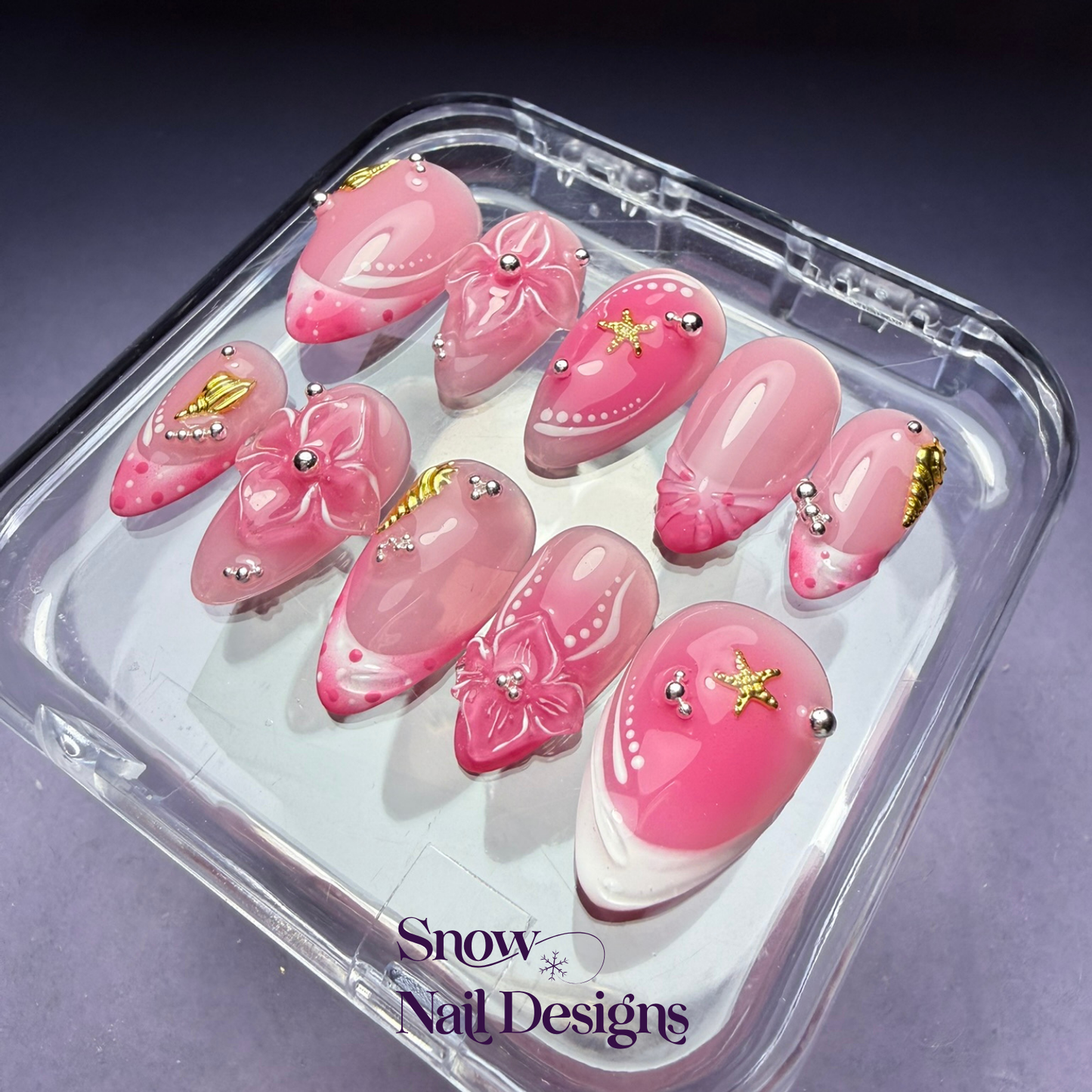 Handgemaakte roze press-on nagels met 3D bloemen, gouden zeeaccenten en zilveren bolletjes – Pink Shore van Snow Nail Designs
