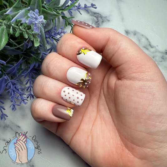 Hand met Polka Pumpkins press on nagels in lavendel en aubergine met gouden details en polka dots, herfst nail art.