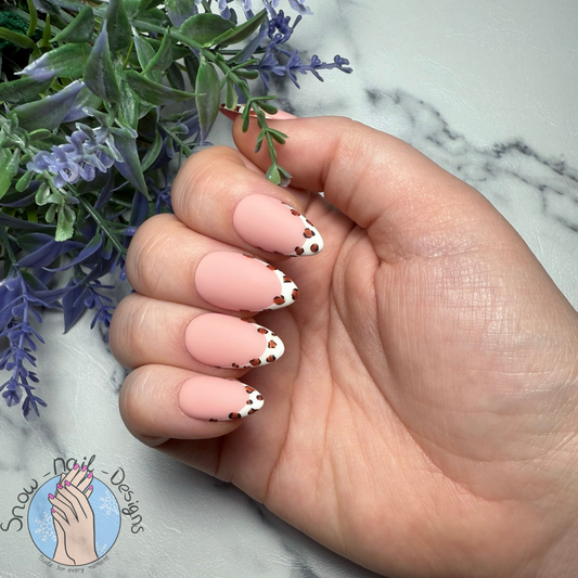 Handgemaakte matte press-ons in roze met een gedurfde maar subtiele luipaardtip.