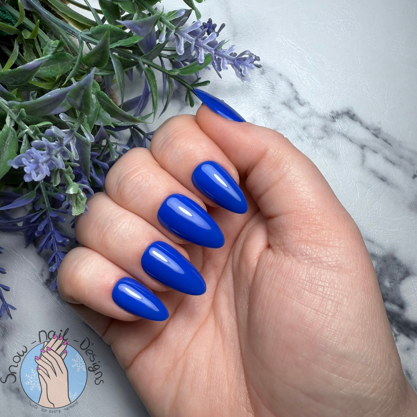 Handgemaakte press-on nagels in een levendige koningsblauwe tint.