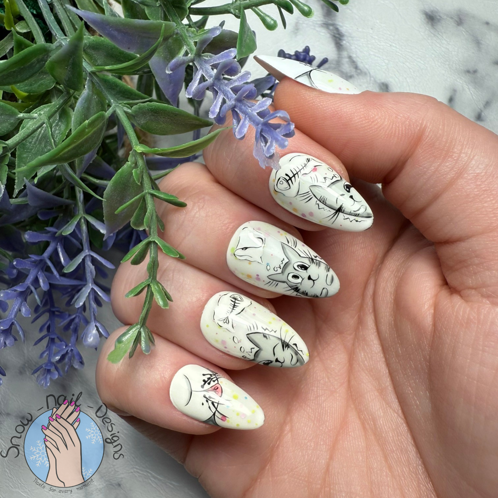 Grappige katten nail art op handgemaakte press-ons met kleurrijke details
