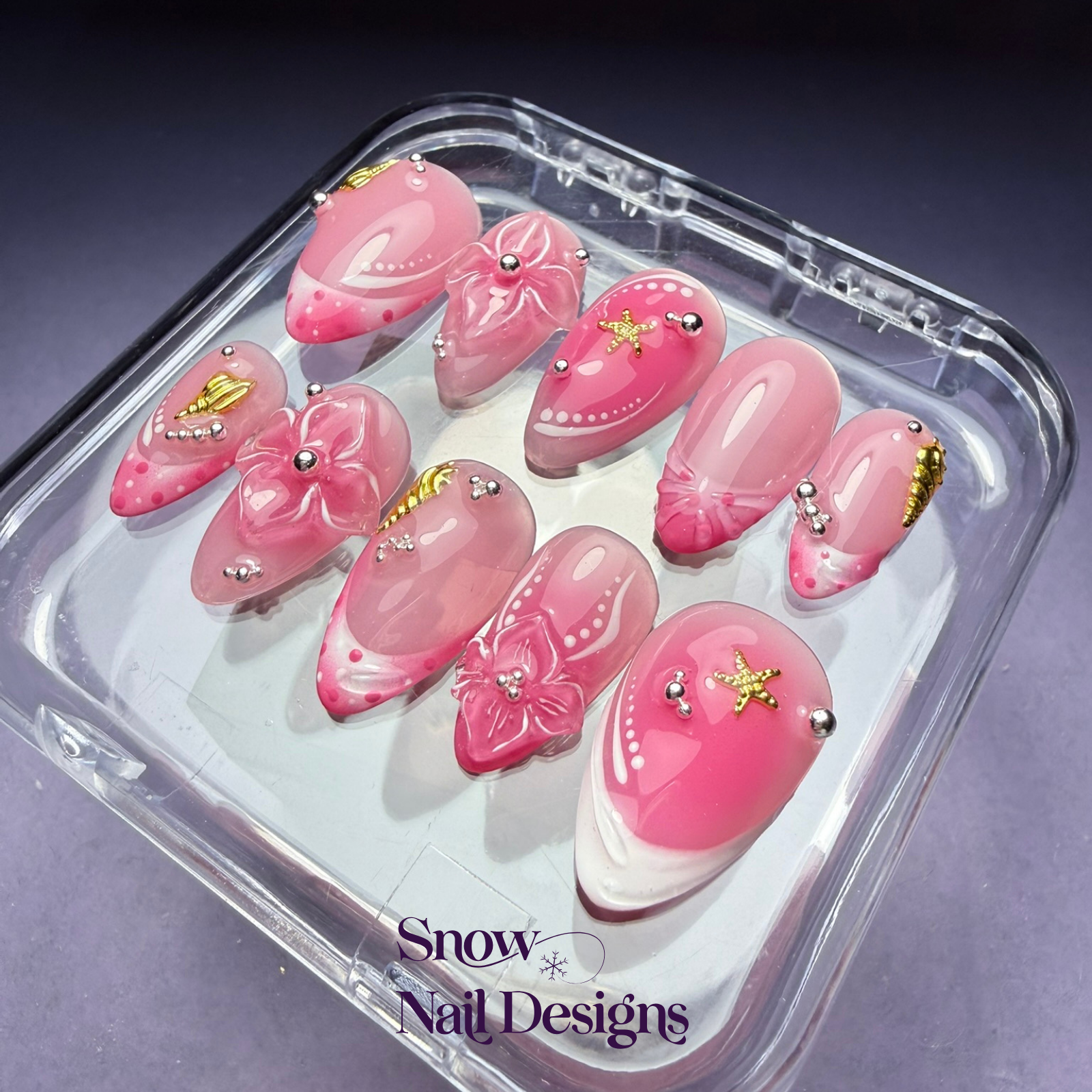 Handgemaakte roze press-on nagels met 3D bloemen, gouden zeeaccenten en zilveren bolletjes – Pink Shore van Snow Nail Designs