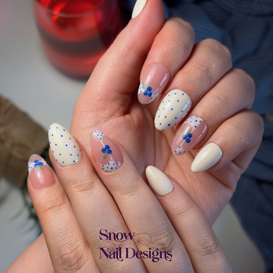 Crème press-on nagels gedragen aan de hand met blauwe stippen en blauwe bessen – Blueberry Milkshake van Snow Nail Designs