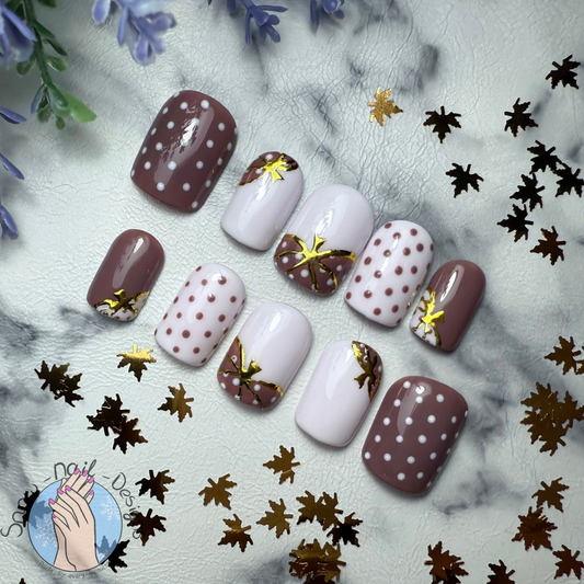 Polka Pumpkins press on nagels op marmeren achtergrond in lavendel en aubergine met gouden details en polka dots, herfst nail art.