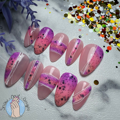 Milkshake Glaze press-ons in zachte roze en paarse tinten met speelse confettieffecten.