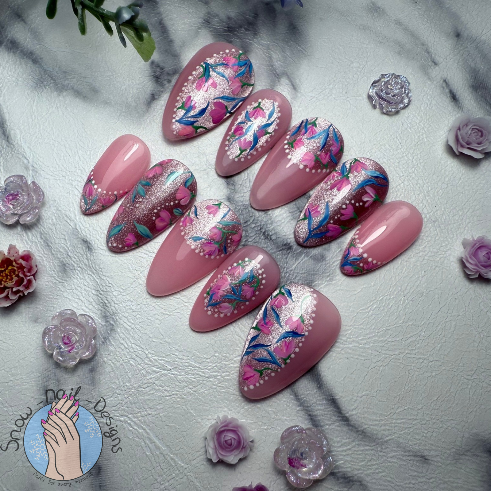 Set van 10 handgemaakte press-on nagels met nude basis, roze cat eye en roze-turquoise bloemenaccenten