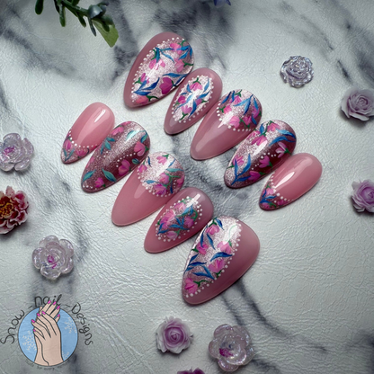 Set van 10 handgemaakte press-on nagels met nude basis, roze cat eye en roze-turquoise bloemenaccenten