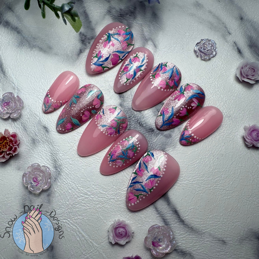 Set van 10 handgemaakte press-on nagels met nude basis, roze cat eye en roze-turquoise bloemenaccenten