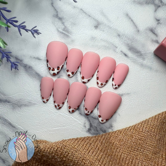 Set van 10 matte roze press-on nagels met luipaardprint tips in bruin en wit.