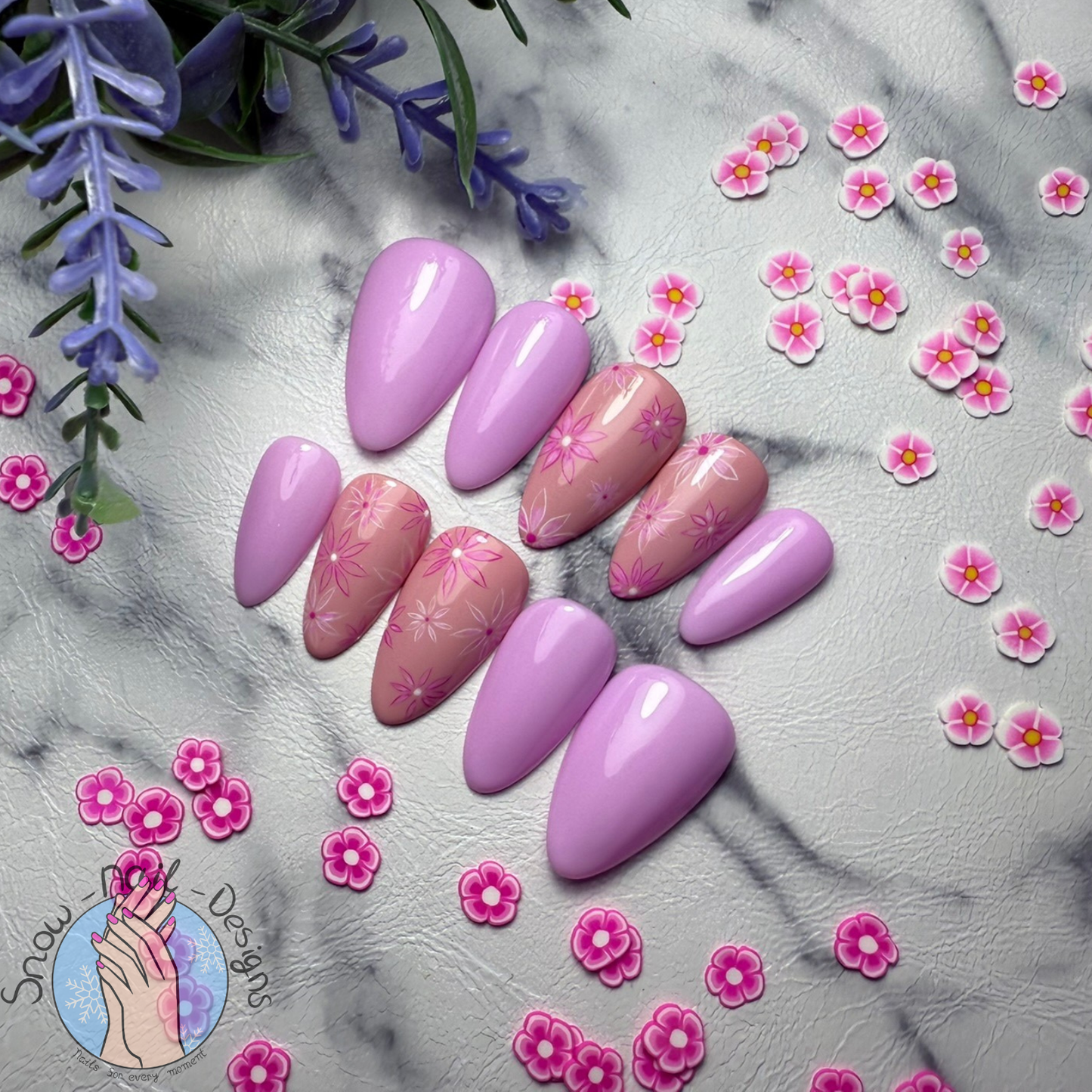 Handgemaakte lila en nude press-ons met delicate roze bloemenprint, set van tien stuks.