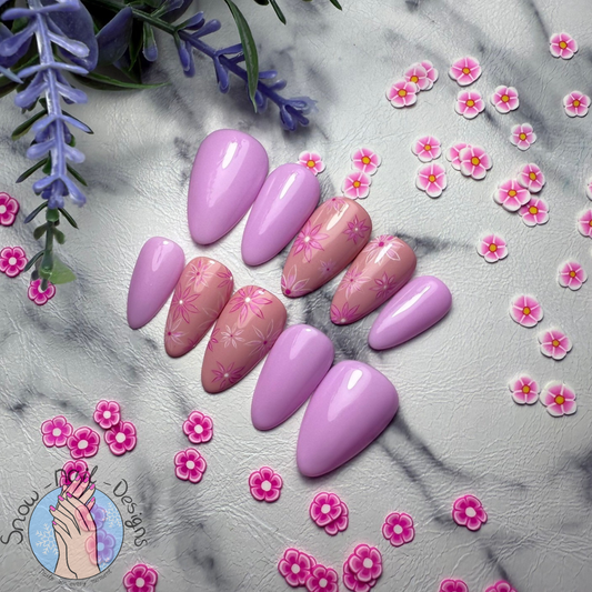Handgemaakte lila en nude press-ons met delicate roze bloemenprint, set van tien stuks.