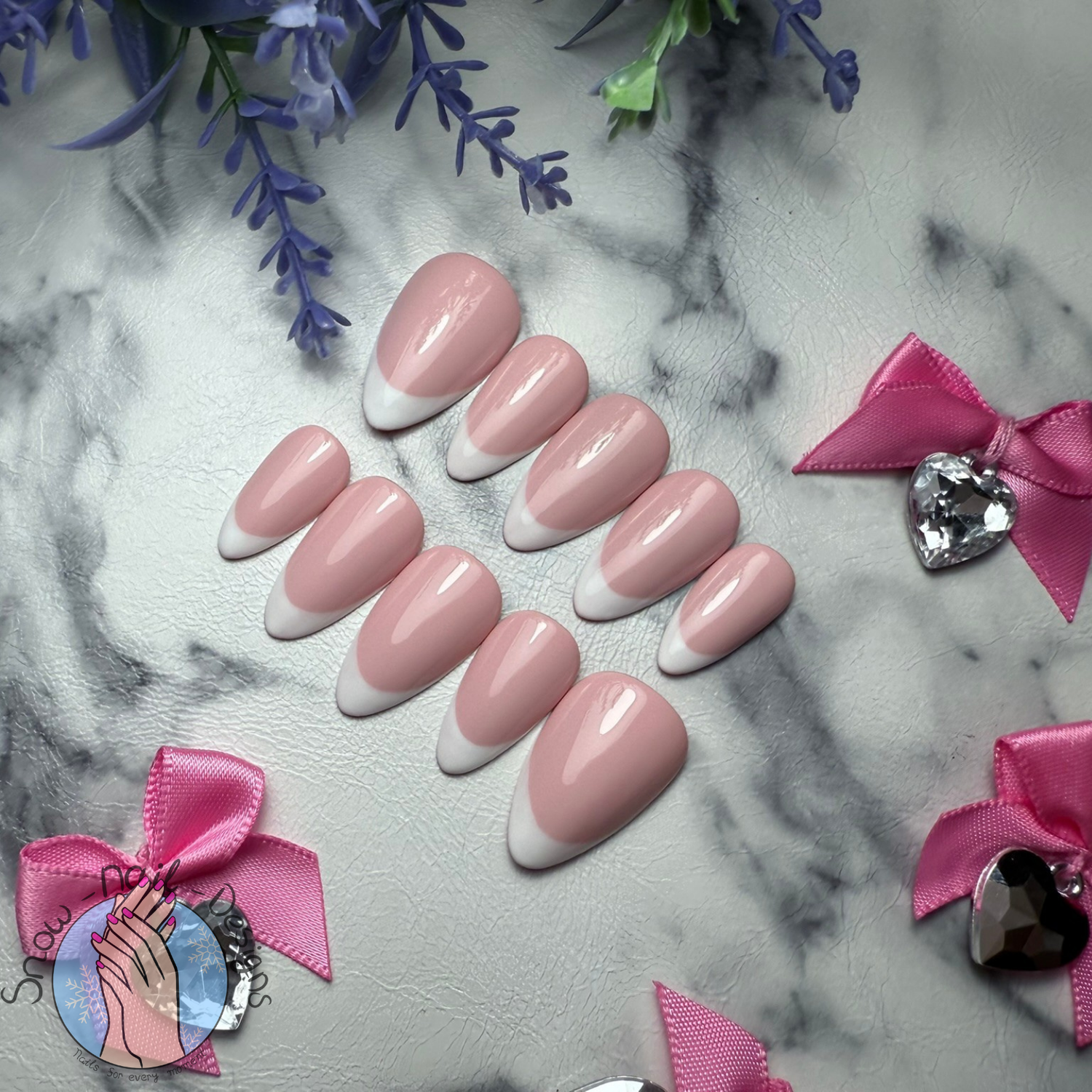 French Manicure press-on nagels – set van 10 handgemaakte stuks met roze basis en witte tips, op marmeren achtergrond