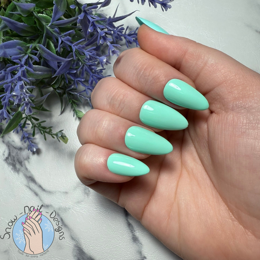 Handgemaakte press-on nagels in een heldere aqua tint met tropische vibe.
