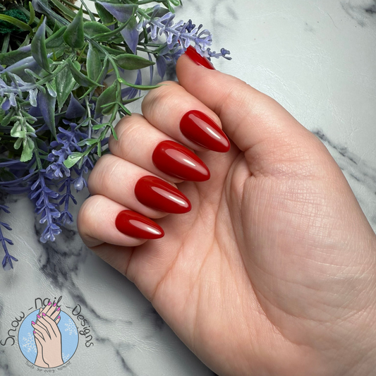 Handgemaakte press-on nagels in een rijke wijnrode tint voor een chique look.