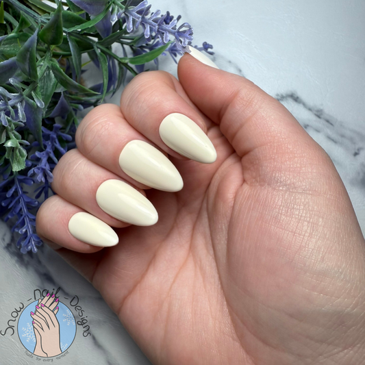 Handgemaakte press-on nagels in een lichte nude kleur, geschikt voor elke gelegenheid.