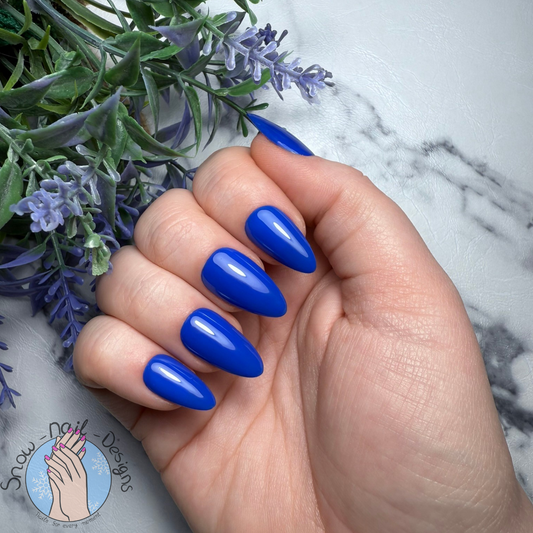 Handgemaakte press-on nagels in een levendige koningsblauwe tint.